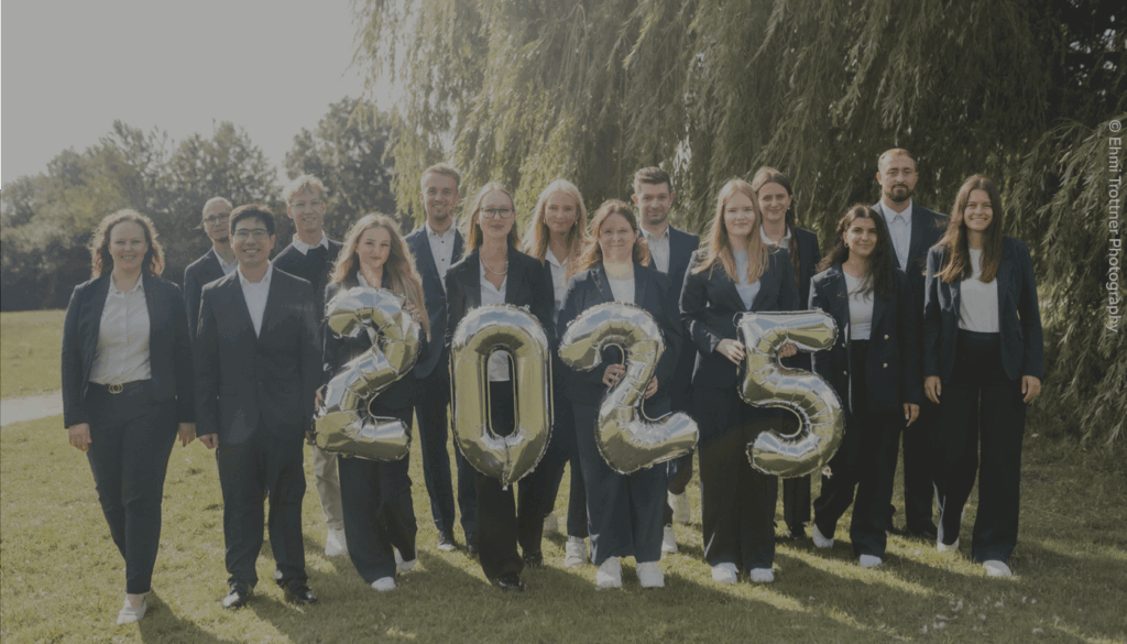 Ausbildung 2025: Eine Gruppe junger Menschen steht auf einer Wiese. Sie halten Luftballons mit den Zahlen 2,0,2,5 hoch.
