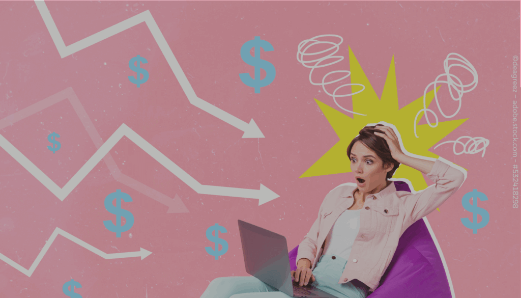 Frau sitzt auf einem Sessel und hat ein Laptop auf dem Schoß, sie guckt erstaunt.