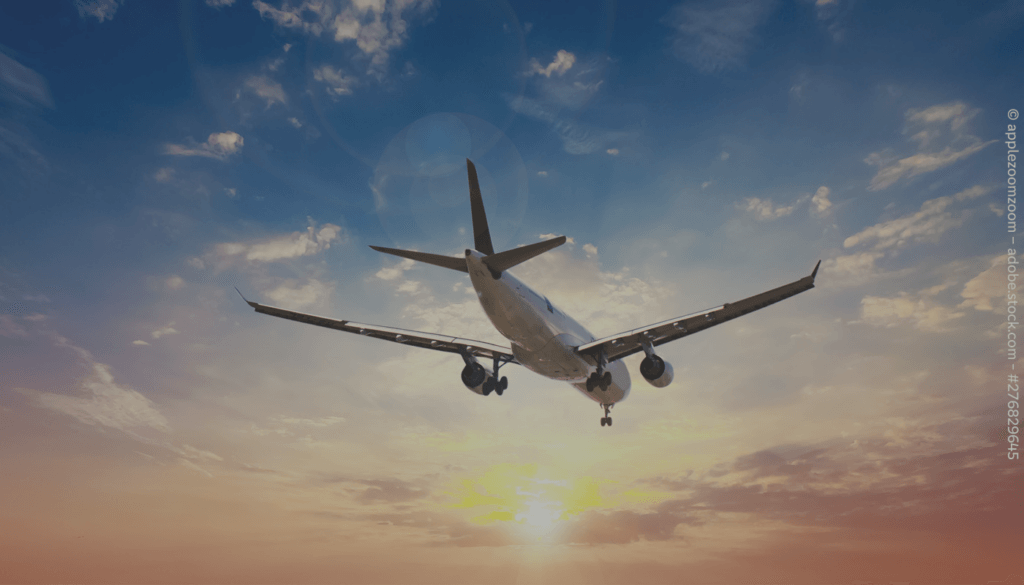 Ein Flugzeug von hinten im Himmel